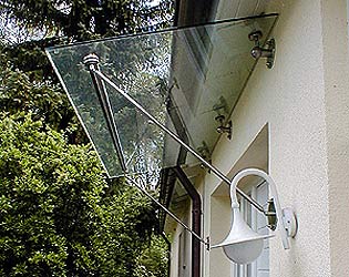 Edelstahl-Vordach als Sonderkonstruktion mit Querstrebe vorne