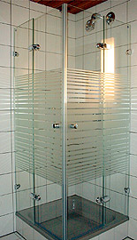 Duschkabine mit doppelter Drehtür nach außen öffnend, Streifendesign