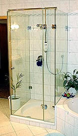 Dusche aus Klarglas, Seitenteil auf Badewanne aufgesetzt